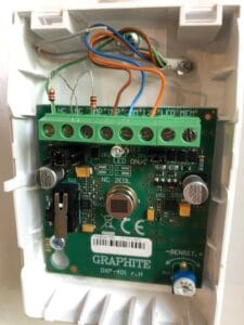 Czujka ruchu SATEL Graphite zastosowana w systemie alarmowym
